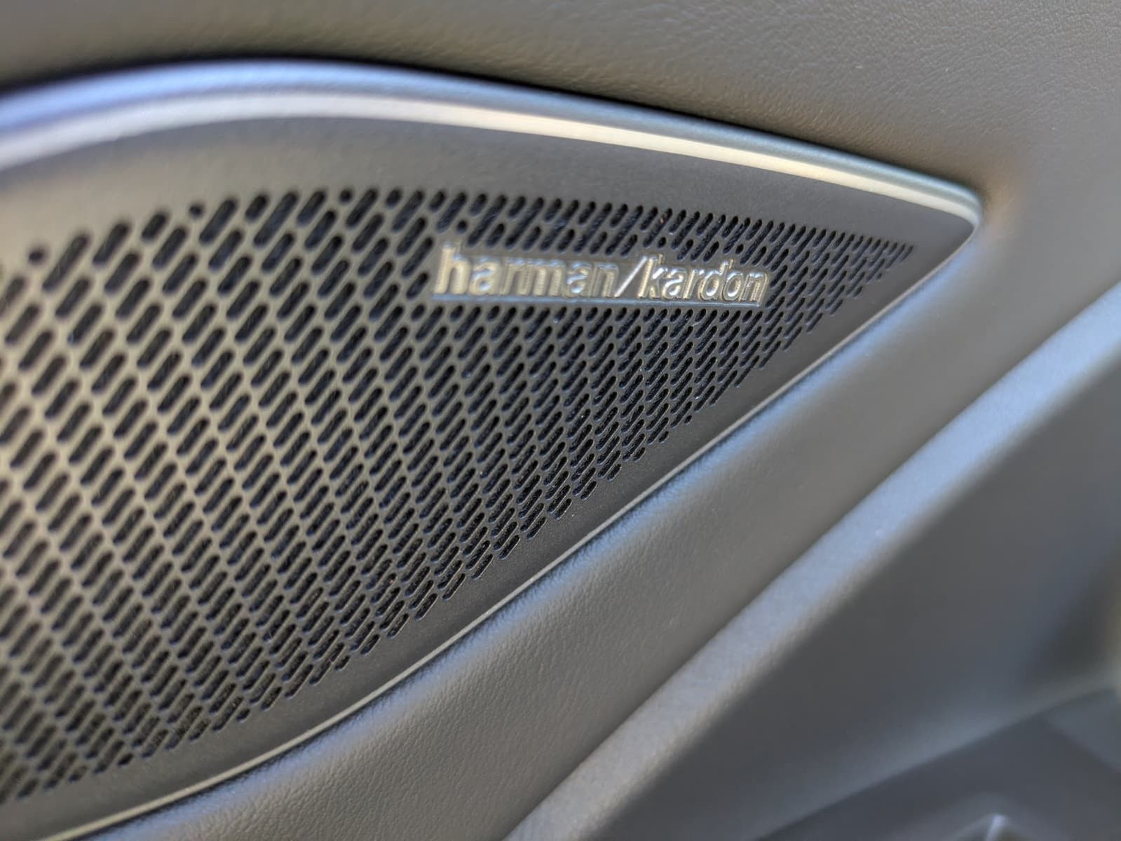 Fahrzeugabbildung Volkswagen Tiguan 2.0 TDI 4M R-Line BLACK*PAN*HK*AHK*MATRIX