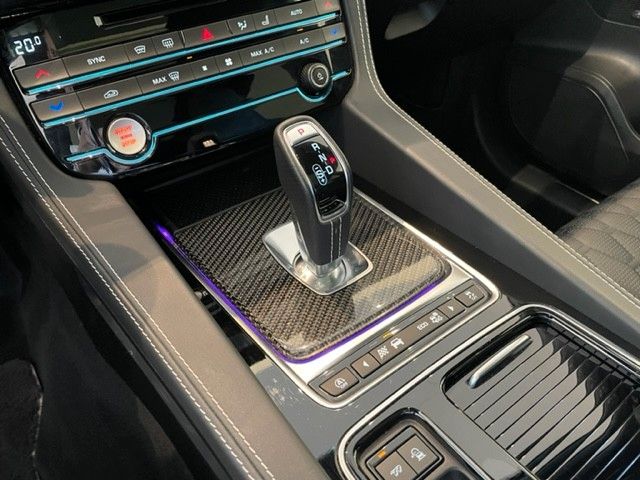 Fahrzeugabbildung Jaguar F-PACE P550 SVR AWD Panoramadach AHK elk. & 22"