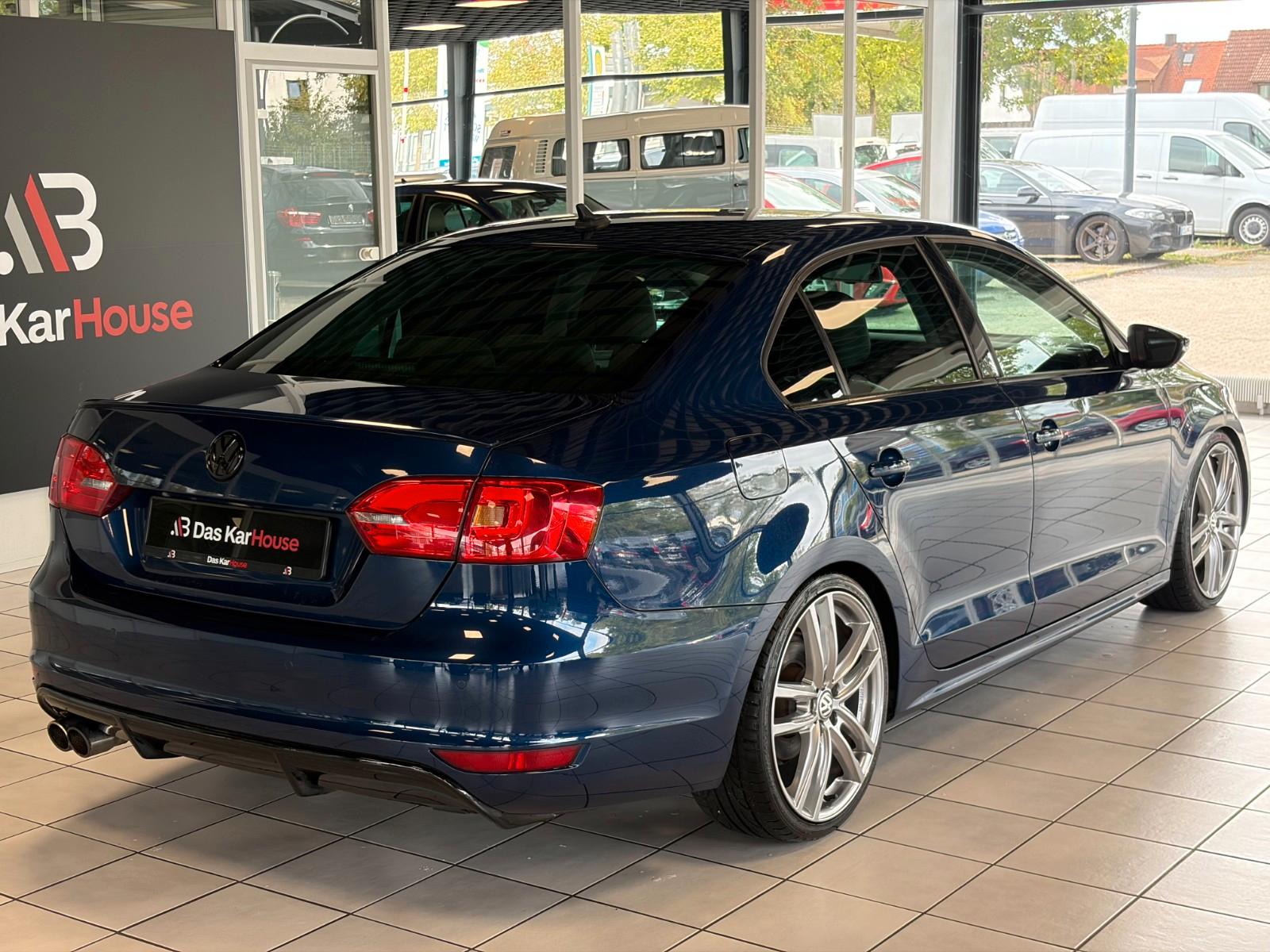 Volkswagen Jetta VI 2.0 TDI Highline · Apple CarPlay·Leder