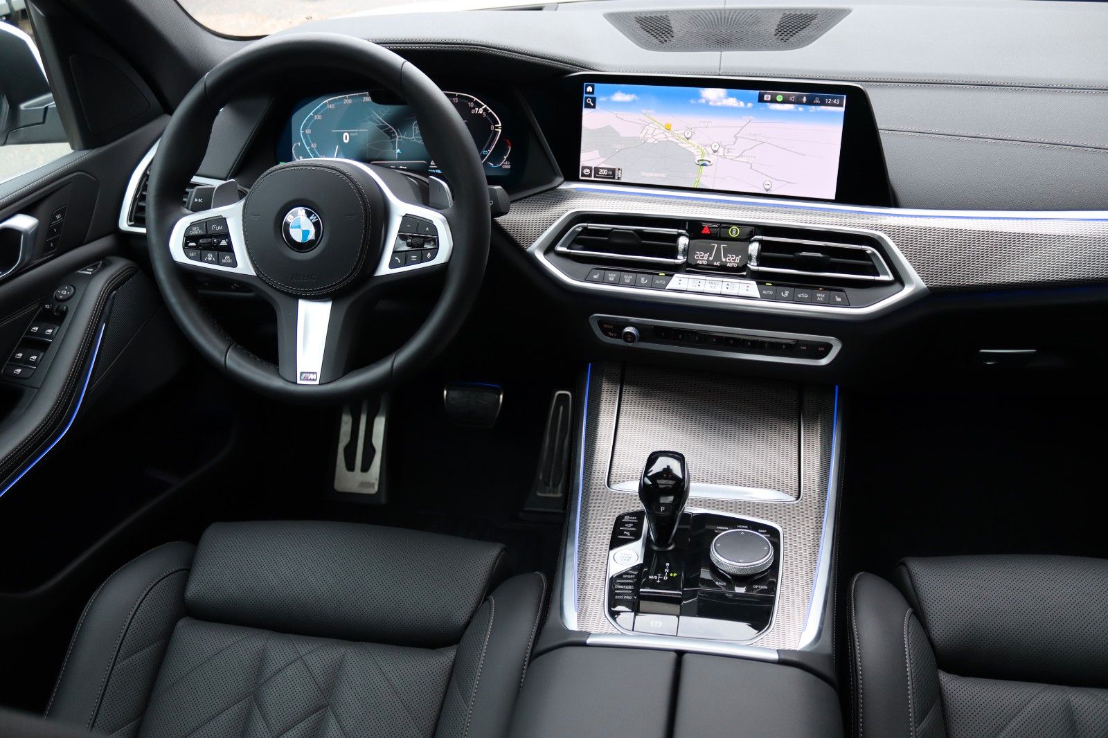 Fahrzeugabbildung BMW X5 xDrive30d M SPORT PAKET PANO HUD GESTIK 20''