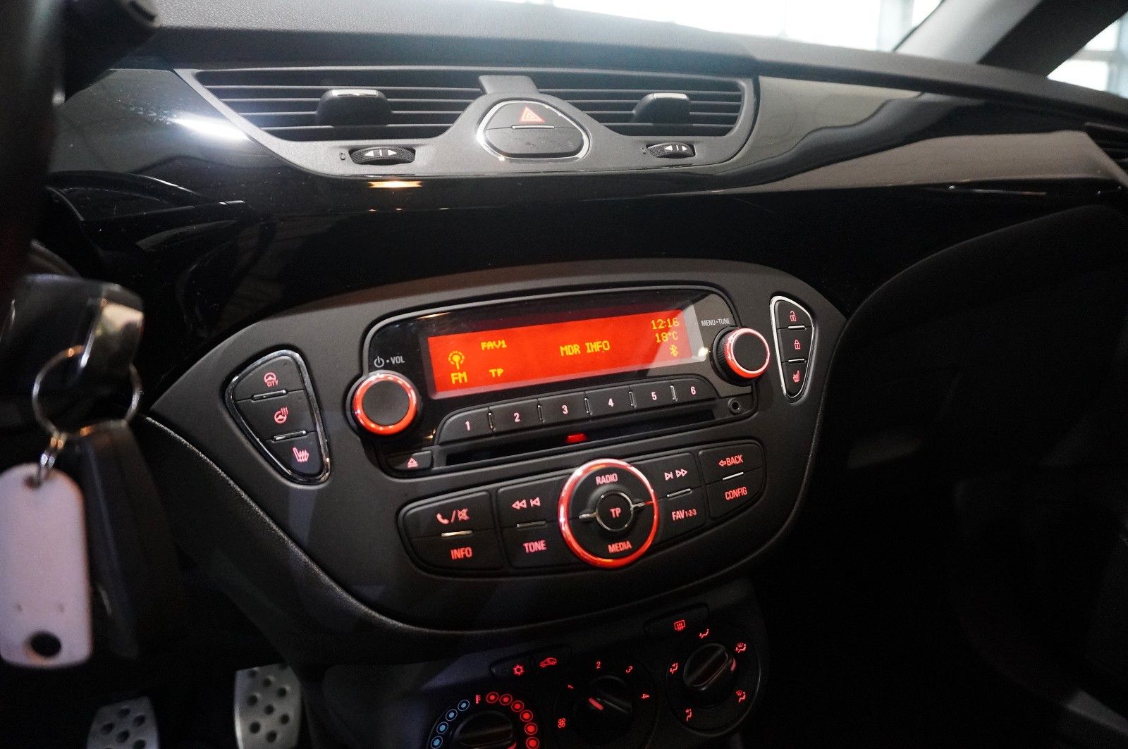 Fahrzeugabbildung Opel Corsa E 1.4 COLOR EDITION SPORT/SHZ/PDC/TEMP.