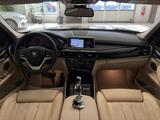 BMW X5xD30d/HUD/LED/BelüftStz/NightVis/StandHz/Driv+ - mit Diesel-Antrieb: Braun, Sportfahrwerk, Geländewagen