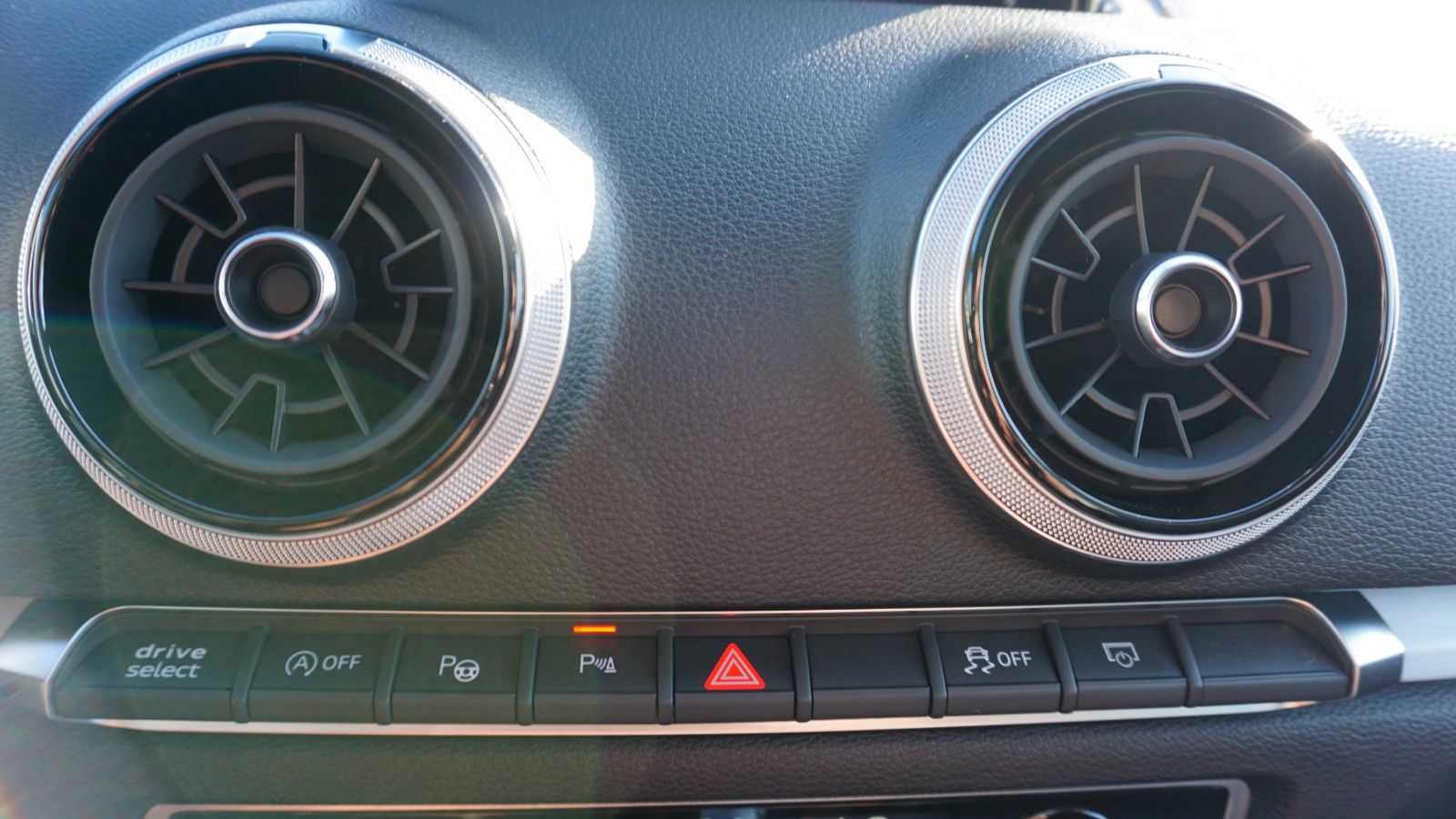 Fahrzeugabbildung Audi S3 Lim. 2.0 TFSI quattro Navi Kamera B&O Pano