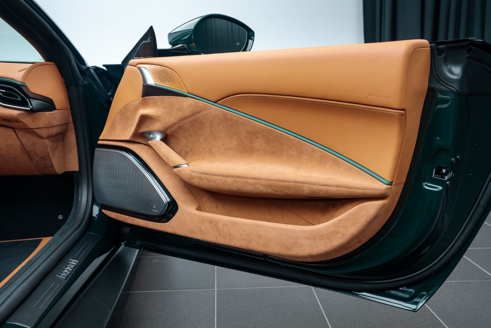 Fahrzeugabbildung Ferrari Roma Spider CARBON/SURROUND/HISTORICAL COLOUR