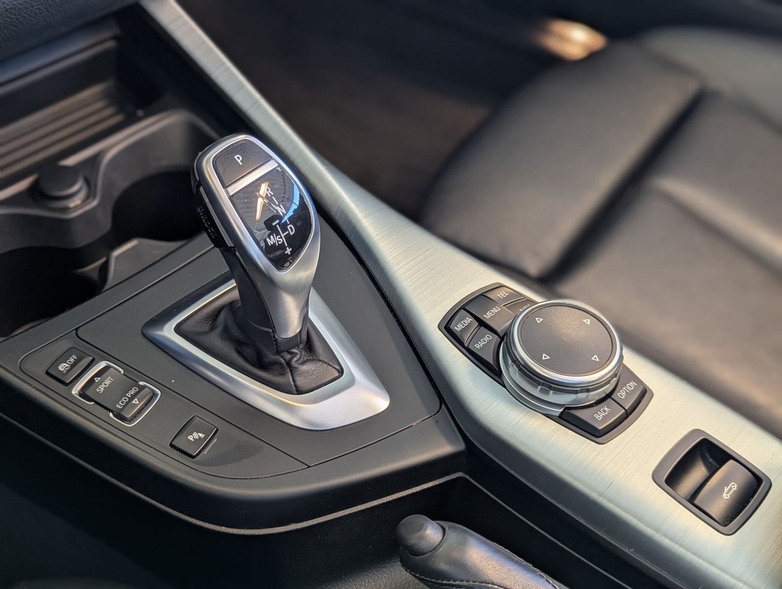 Fahrzeugabbildung BMW 220 d M-Sport-Paket Leder Bi-Xen Navi HiFi