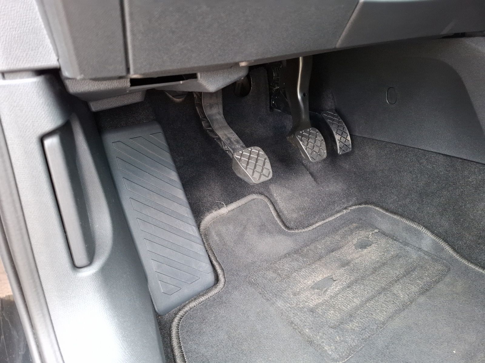 Fahrzeugabbildung SEAT Leon TDI FR-Line LED Navi GRA PDC SH LM