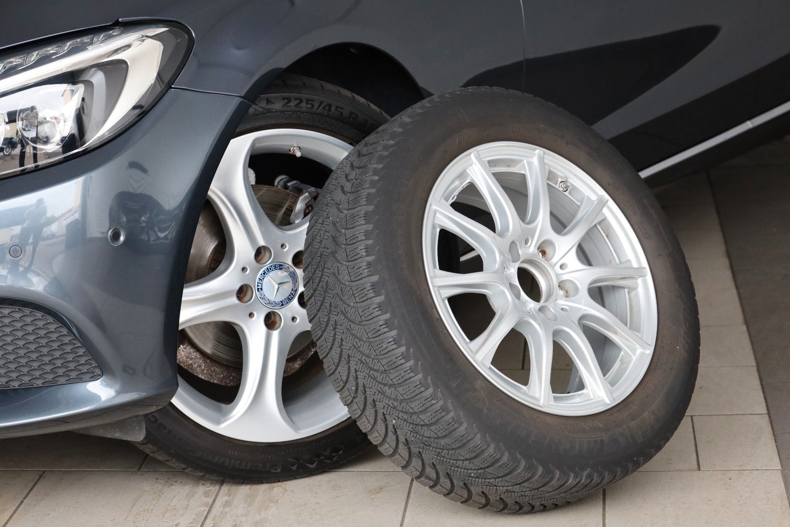 Fahrzeugabbildung Mercedes-Benz C180 CGI Lim T.Leder,Navi,LED,SD,SH,PDC,SR+WR