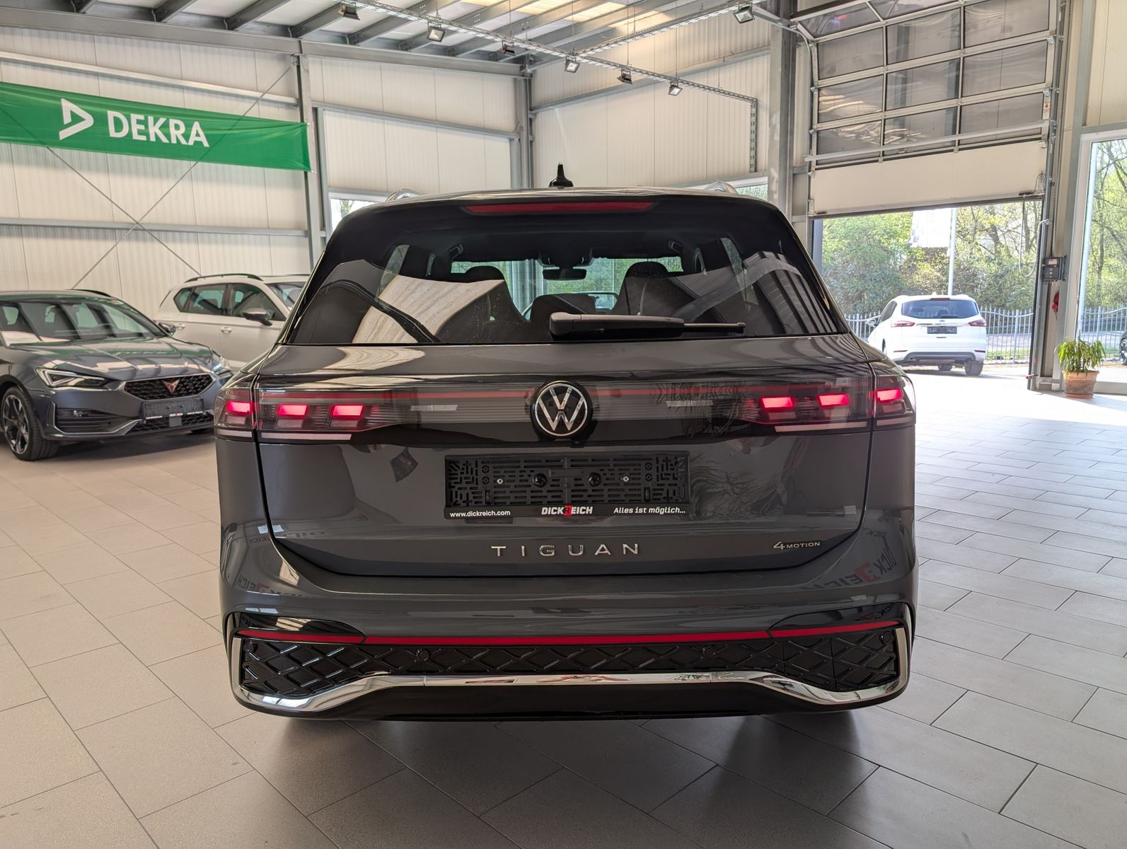 Fahrzeugabbildung Volkswagen Tiguan 2.0TDI R-Line 4M Pano H/K AHK Matrix 20"