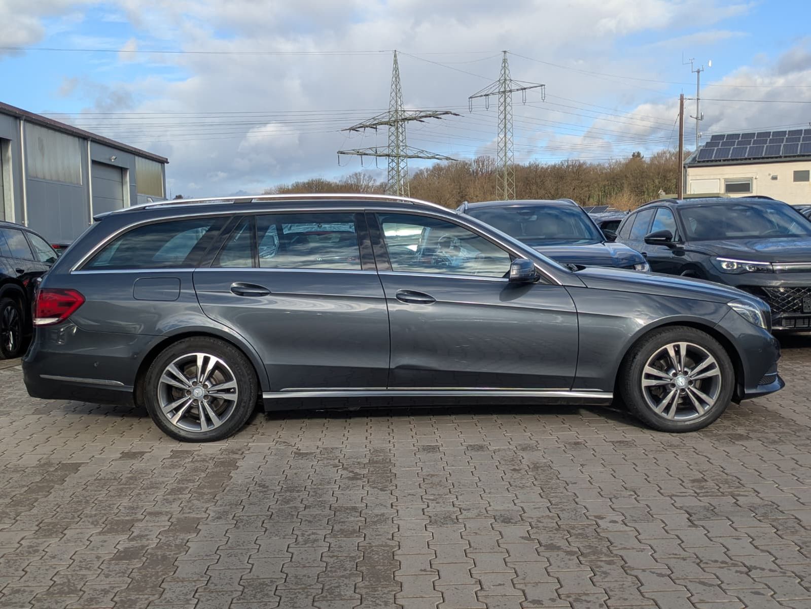 Fahrzeugabbildung Mercedes-Benz E 220 Avantgarde LED*AHK*KAMERA*TEMP*NAVI*SHZ