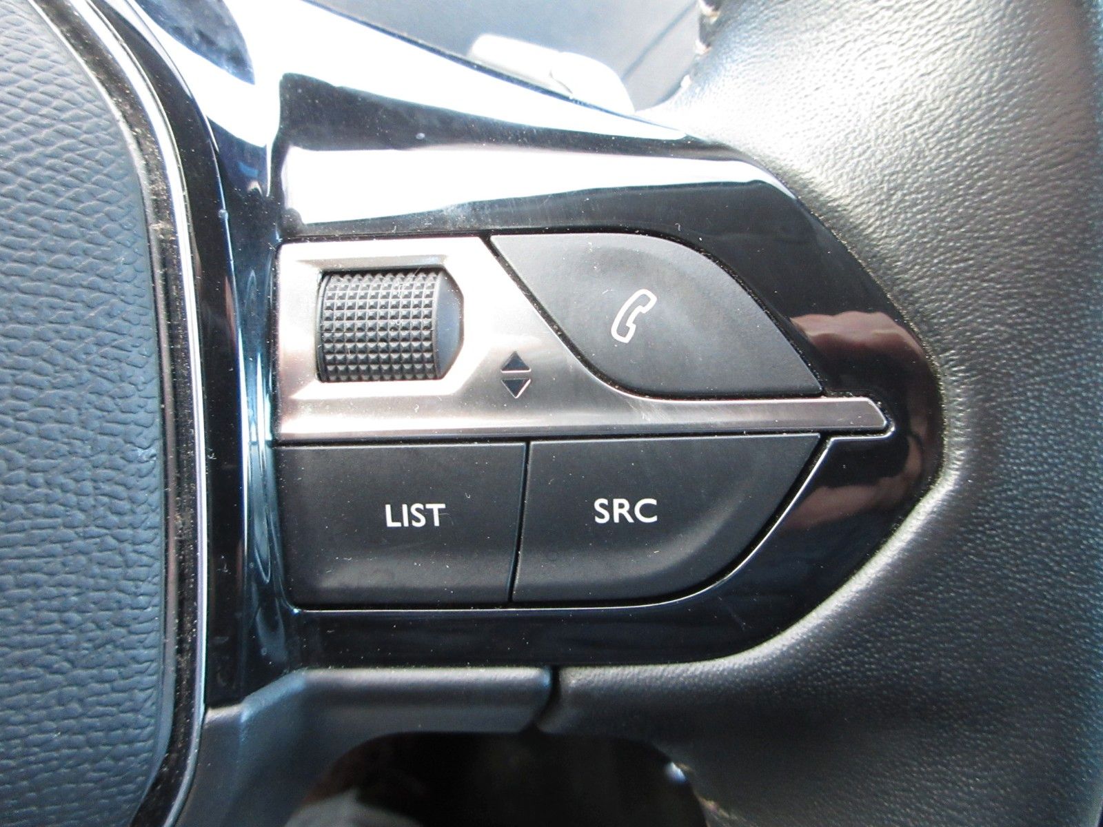 Fahrzeugabbildung Peugeot 5008 Active 1.2T LED/NAVI/PDC/TEMPOMAT