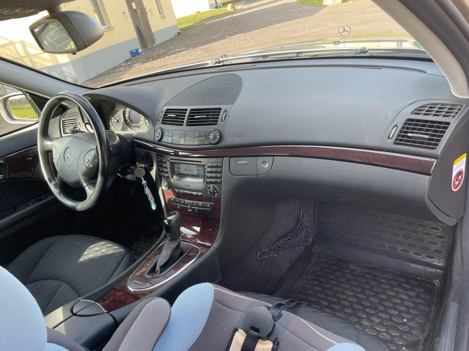 Mercedes-Benz E200 2005 — photo 14