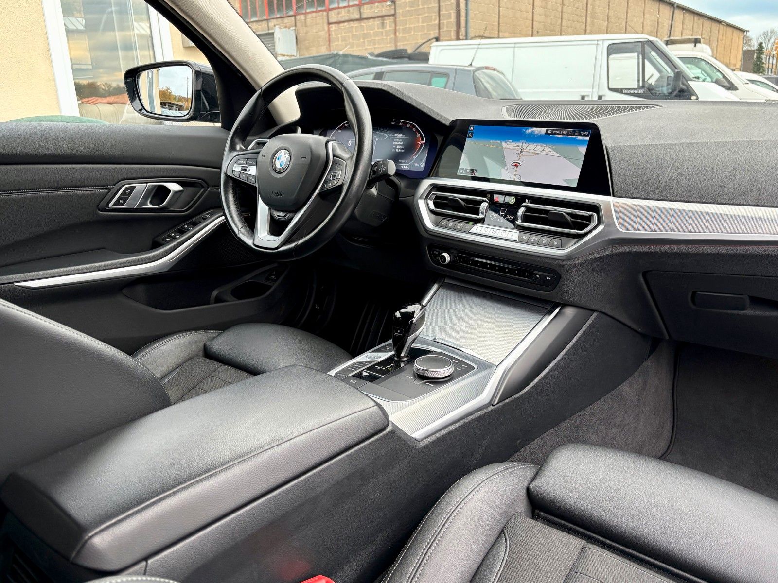 Fahrzeugabbildung BMW 318d Tour Aut. SPORT LINE Navi LED AHK Leder 1HD