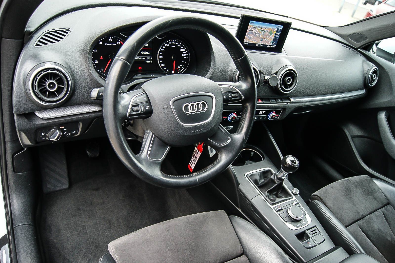 Fahrzeugabbildung Audi A3 Limousine 1.4 TFSI S-LINE NAVIGATION XENON 18