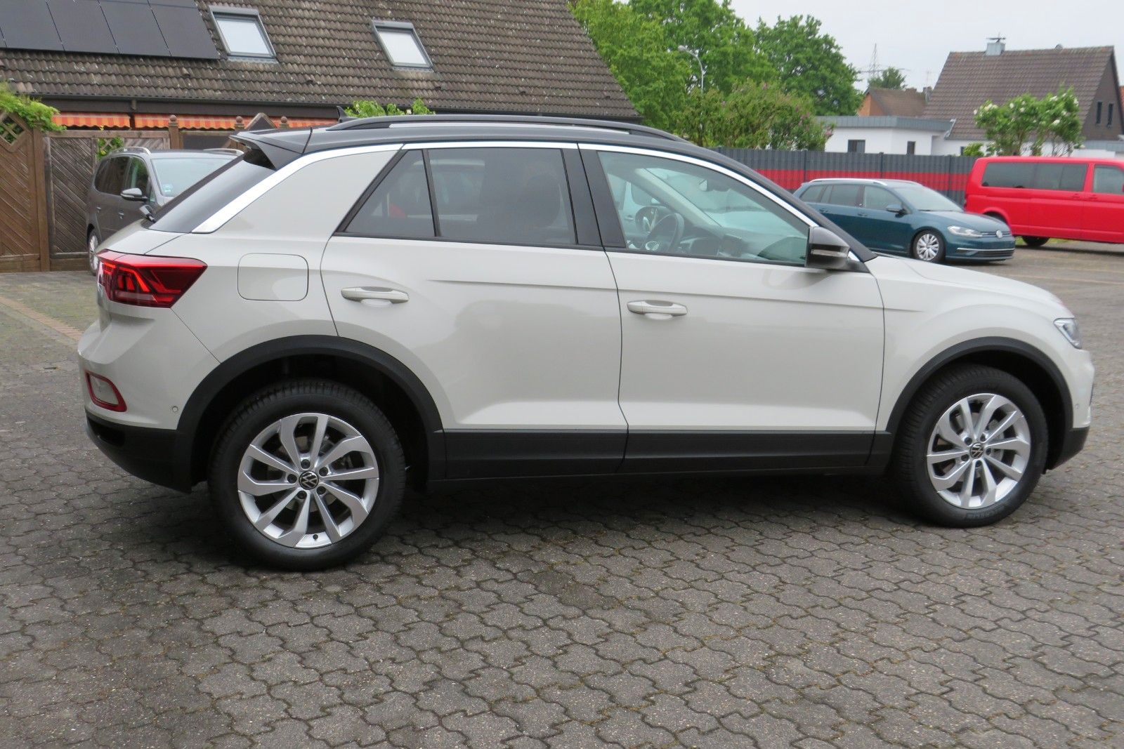 Fahrzeugabbildung Volkswagen T-Roc Life AHK ACC SITZH GJ NAVI APP 1.HD