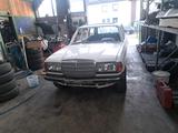 Mercedes-Benz mercedes w123 240d - Mercedes-Benz E 240 mit Diesel-Antrieb