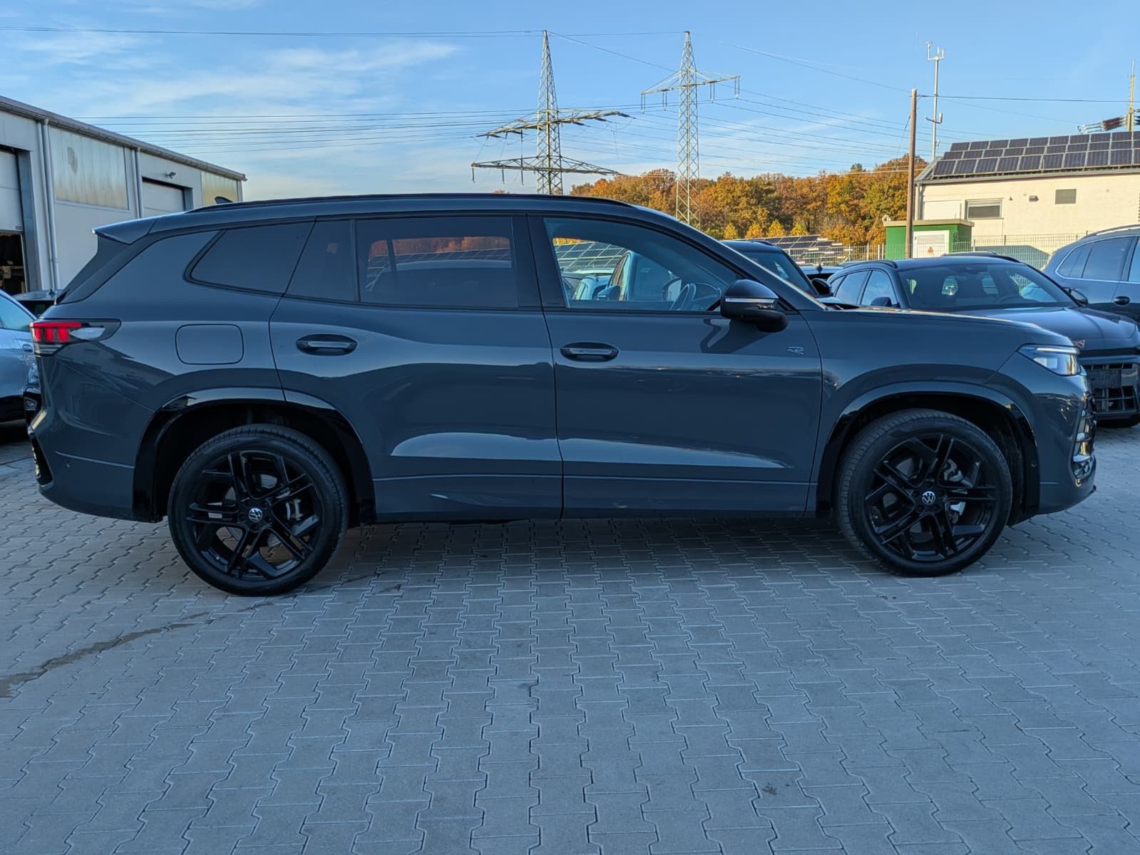 Fahrzeugabbildung Volkswagen Tayron 2.0 TDI 4M R-Line BLACK*7Si*MATRIX*PANO