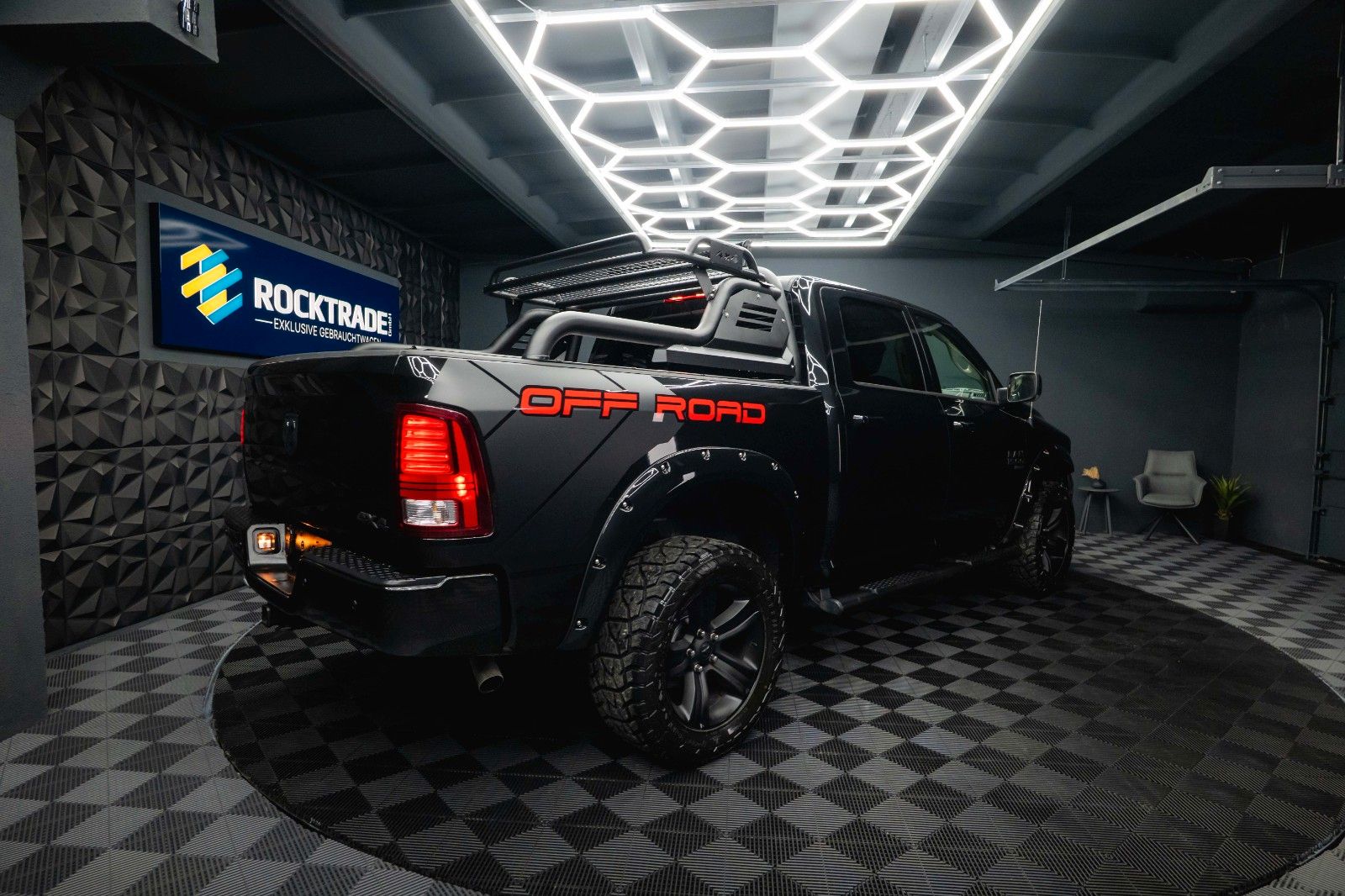 Fahrzeugabbildung Dodge RAM 3.6 V6 4x4 OFFROAD BLACK EDITION *LED*6Sitze