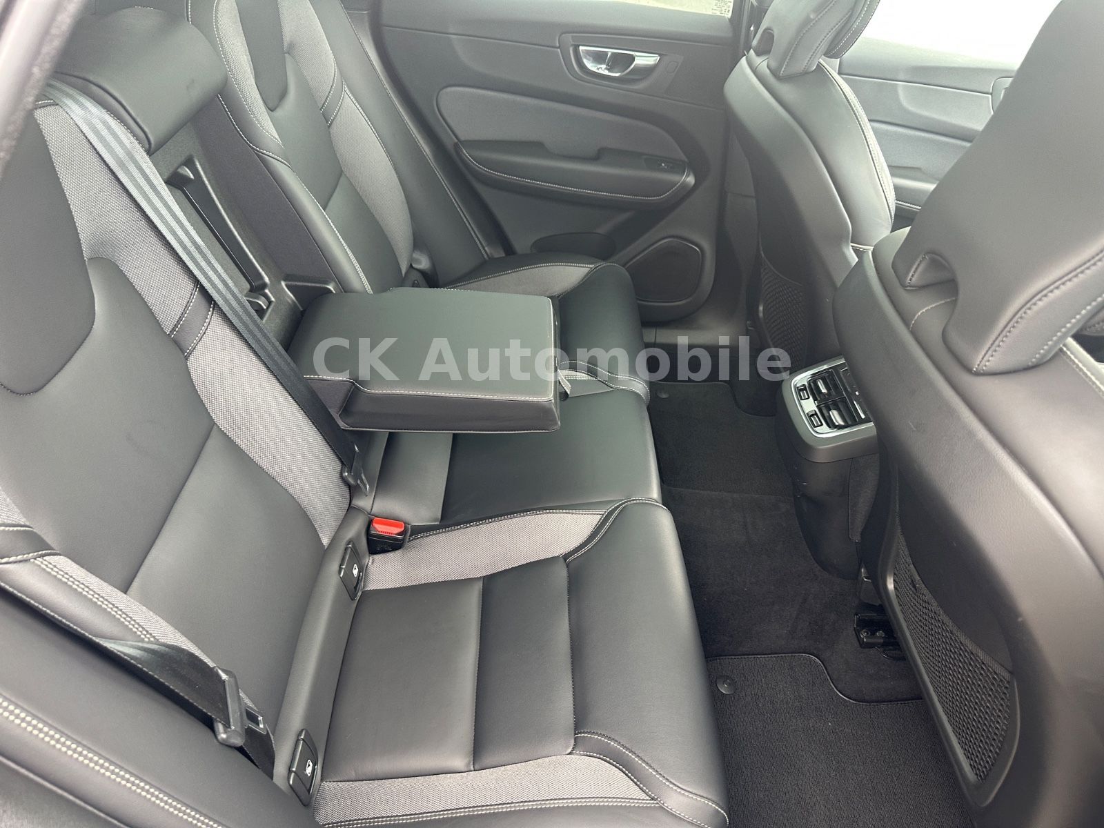 Fahrzeugabbildung Volvo XC60 R Design 2WD/Navi/Pano/Kamera/LED