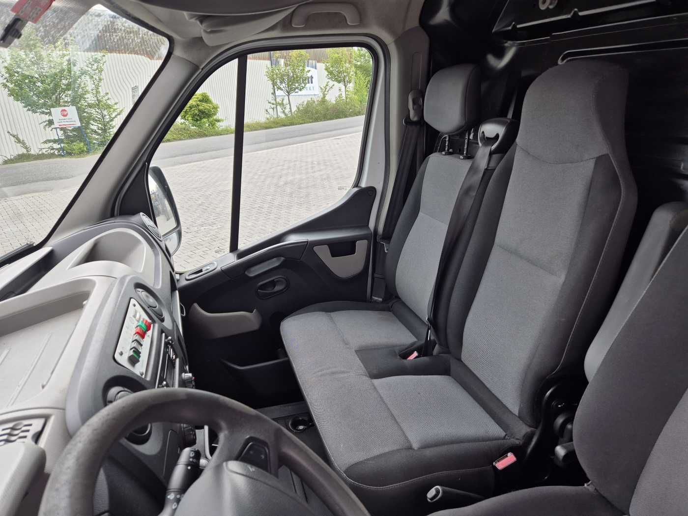 Fahrzeugabbildung Renault Master 2.3 dCi / France Elevateur 121FT, 12m