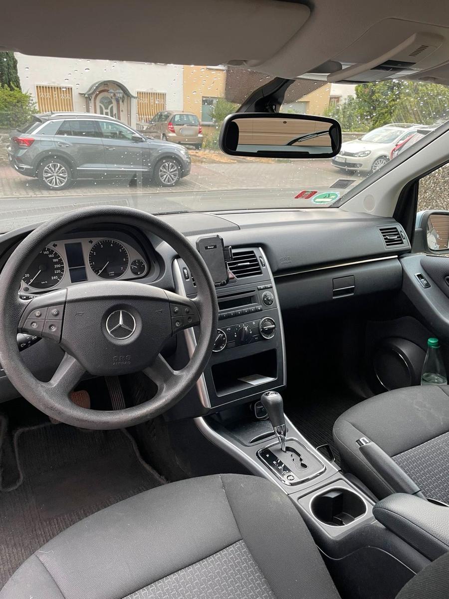 Mercedes-Benz B180 2010 — engine 116 HP (85kW)