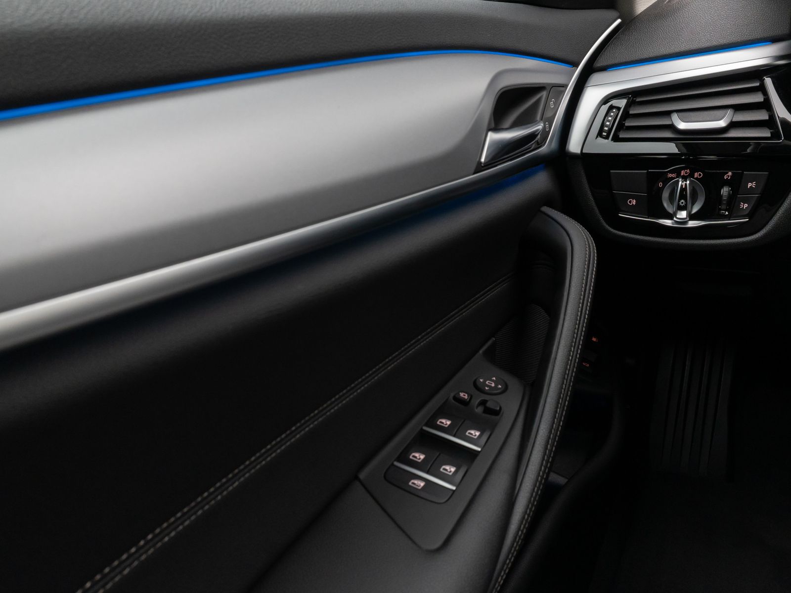 Fahrzeugabbildung BMW 530e Kamera DAB WLAN CockPitPro ACC Alarm LED