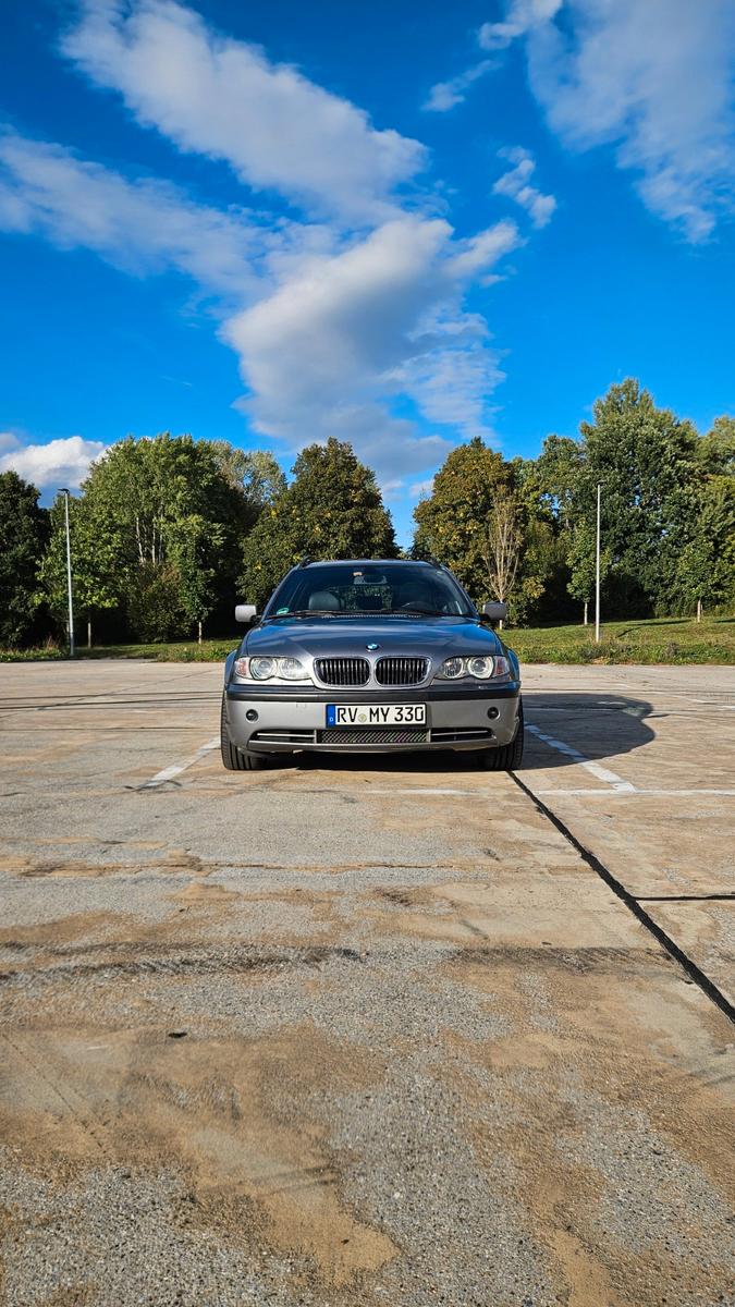 BMW 330 2004 — вигляд ззаду