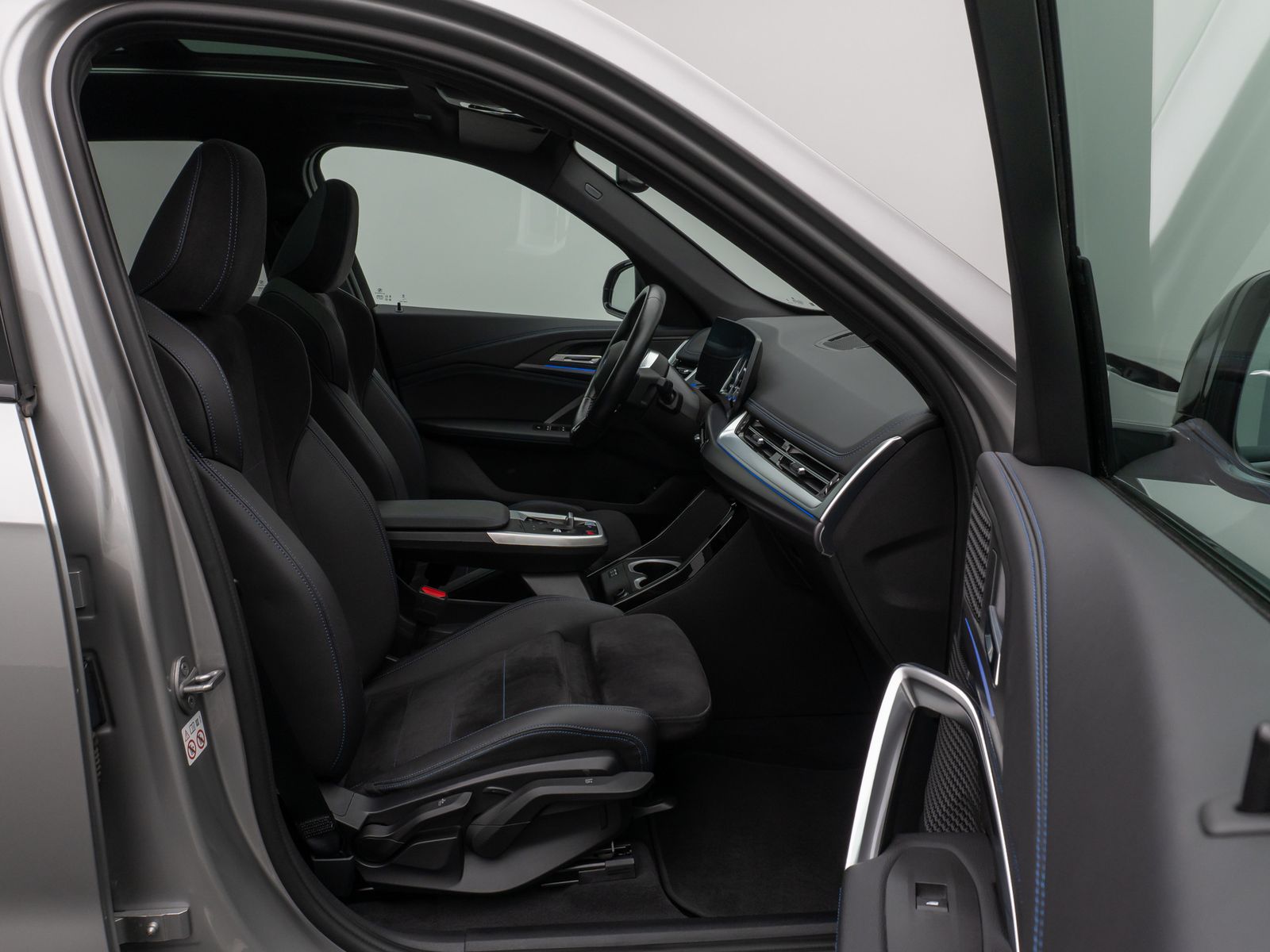 Fahrzeugabbildung BMW iX1 xD30 M Sport DAB Panorama Kamera Komfort 19"