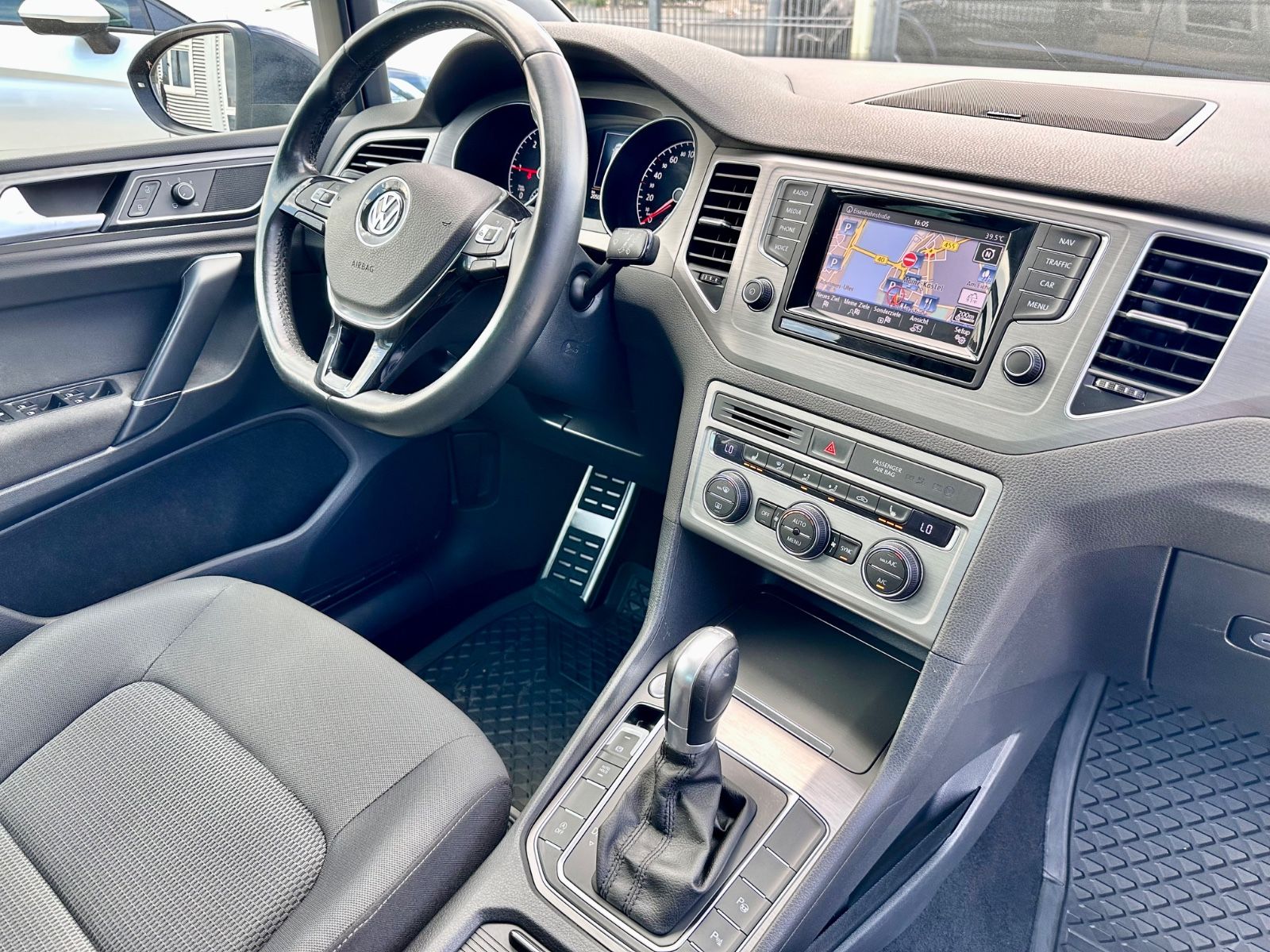 Fahrzeugabbildung Volkswagen GOLF SPORTSVAN 2.0 TDI*AHK+ACC+DSG+LED*