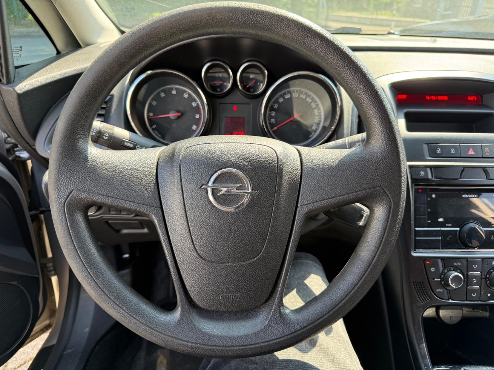 Opel Astra 2011 — photo 7