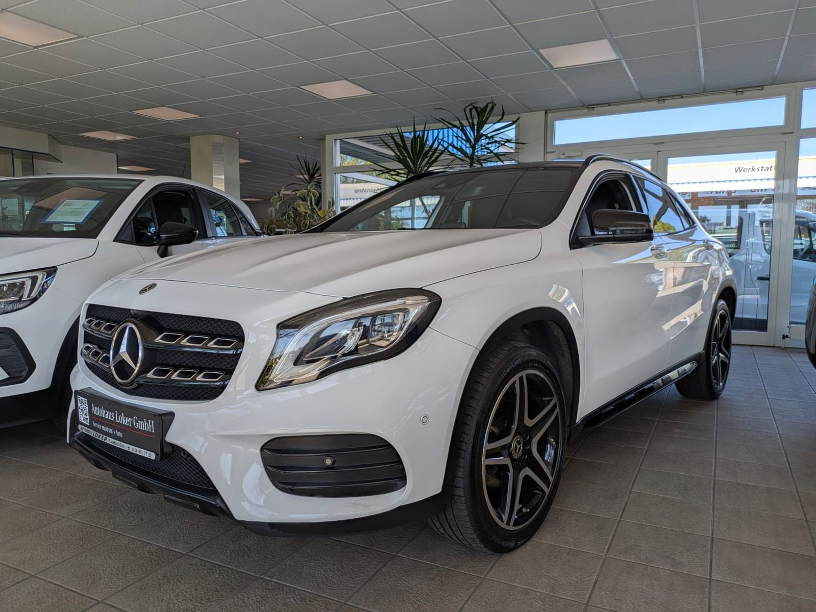 MERCEDES-BENZ GLA 180 AMG Line AHK PANO NIGHT PAKET LED NAV