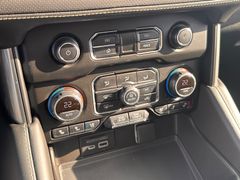 CHEVROLET Suburban 5.3l V8 Premier 4x4*LED*Panodach