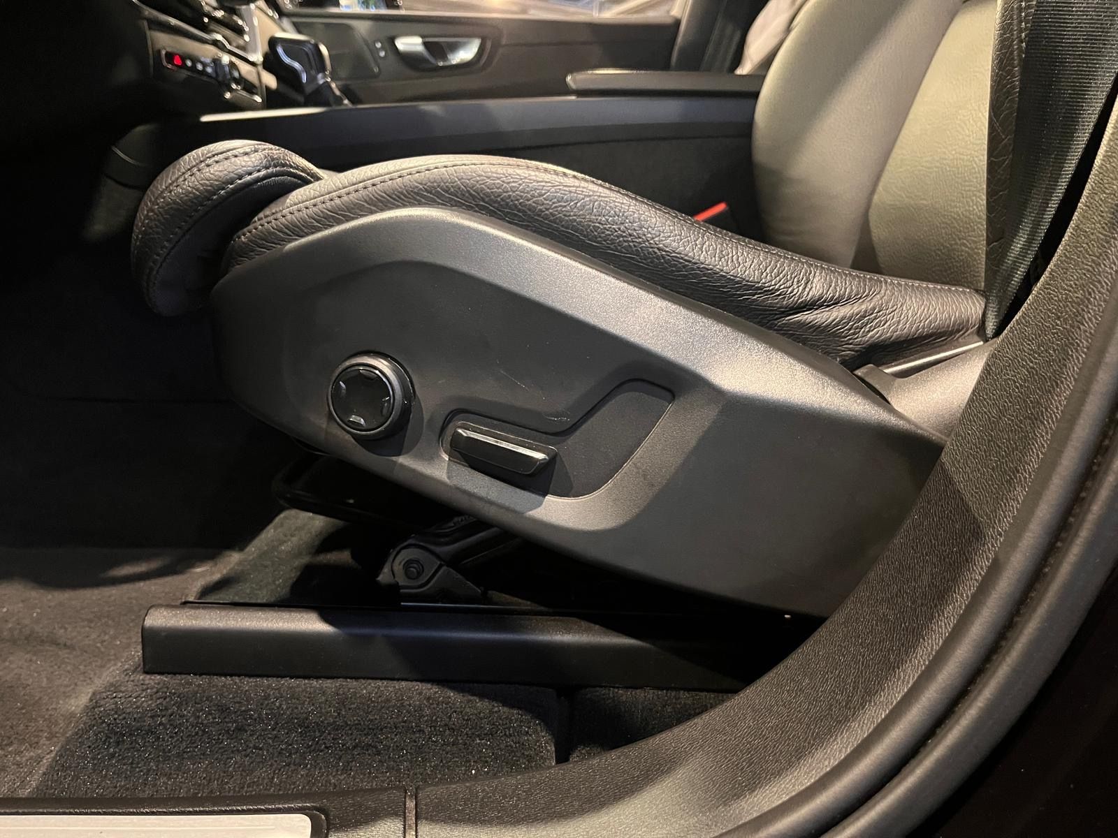 Fahrzeugabbildung Volvo XC60 Momentum Pro 2WD NAVI LEDER ALU