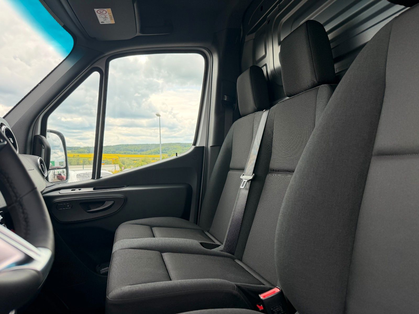 Fahrzeugabbildung Mercedes-Benz Sprinter 319 CDI 4x4 Klima AHK DISTRONIC