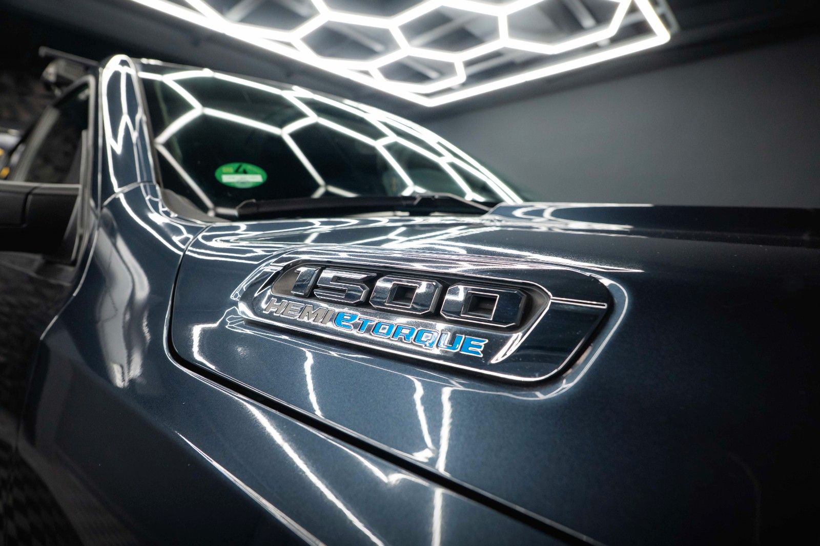 Fahrzeugabbildung Dodge RAM 5.7 V8 HEMI 4x4 Offroad Night LPG Hardtop