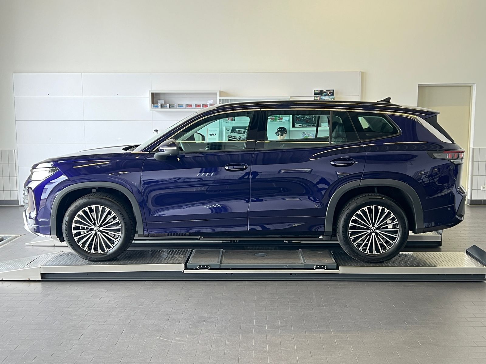 Fahrzeugabbildung Volkswagen Tayron Life 1.5 eTSI DSG *AHK,7-Sitzer,LED,ACC,K