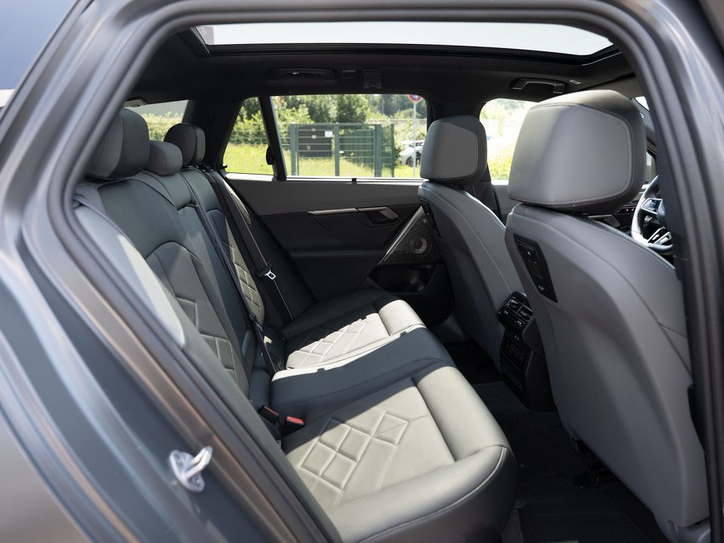 BMW i5 Touring 40 xDrive M-Sport Pro PANO AHK B&W foto 9