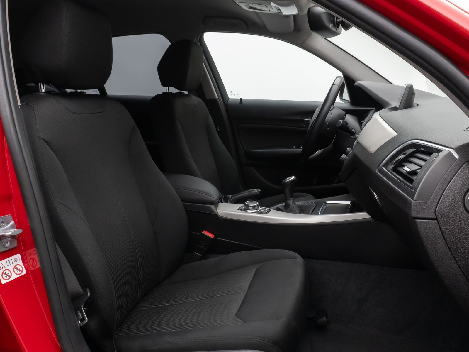 Fahrzeugabbildung BMW 118i Navi WLAN PDC Lordos LED Geschwindigkeitsr