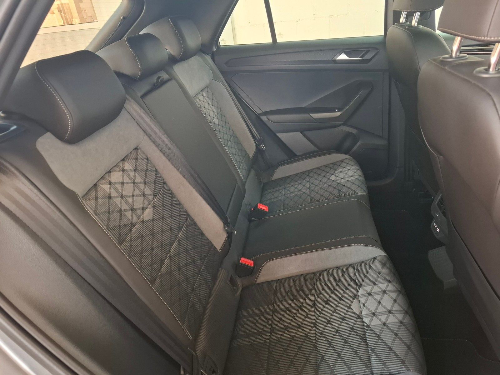 Fahrzeugabbildung Volkswagen T-Roc R-Line 1,5 TSI DSG +IQ.Drive+IQ.Light+Navi