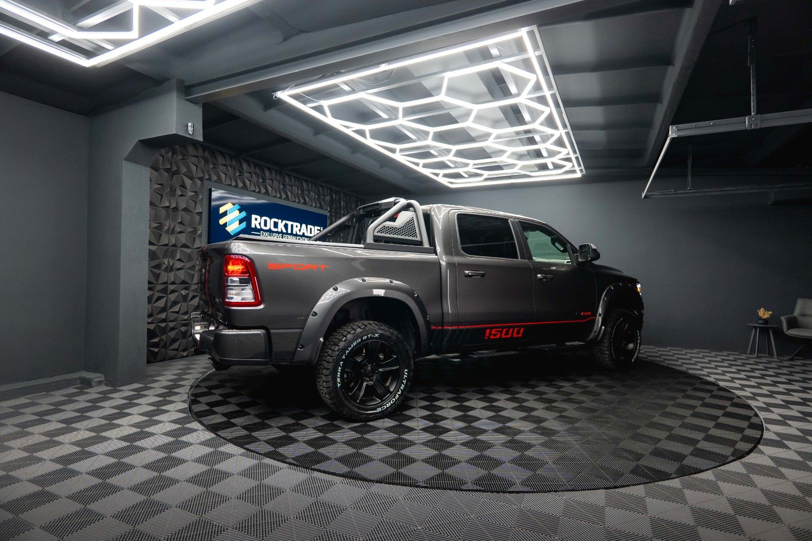 Fahrzeugabbildung Dodge RAM 5.7 V8 HEMI 4x4 OFFROAD Night-Edition *Pano*