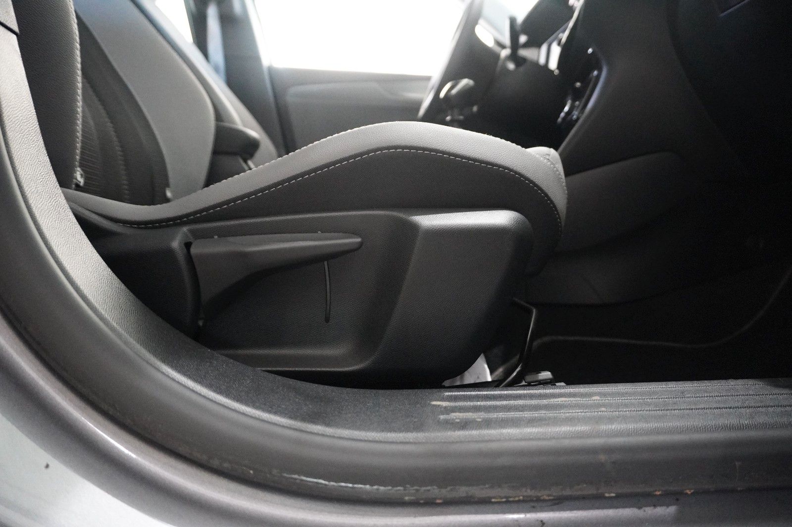Fahrzeugabbildung Opel Mokka ELEGANCE 1.2T NAVI/LED/KAMERA/SPORT/SH/DAB