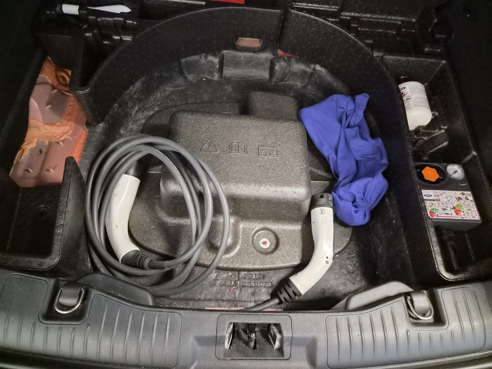Fahrzeugabbildung Ford Kuga Plug-In Hybrid Titanium / SCHECKHEFT