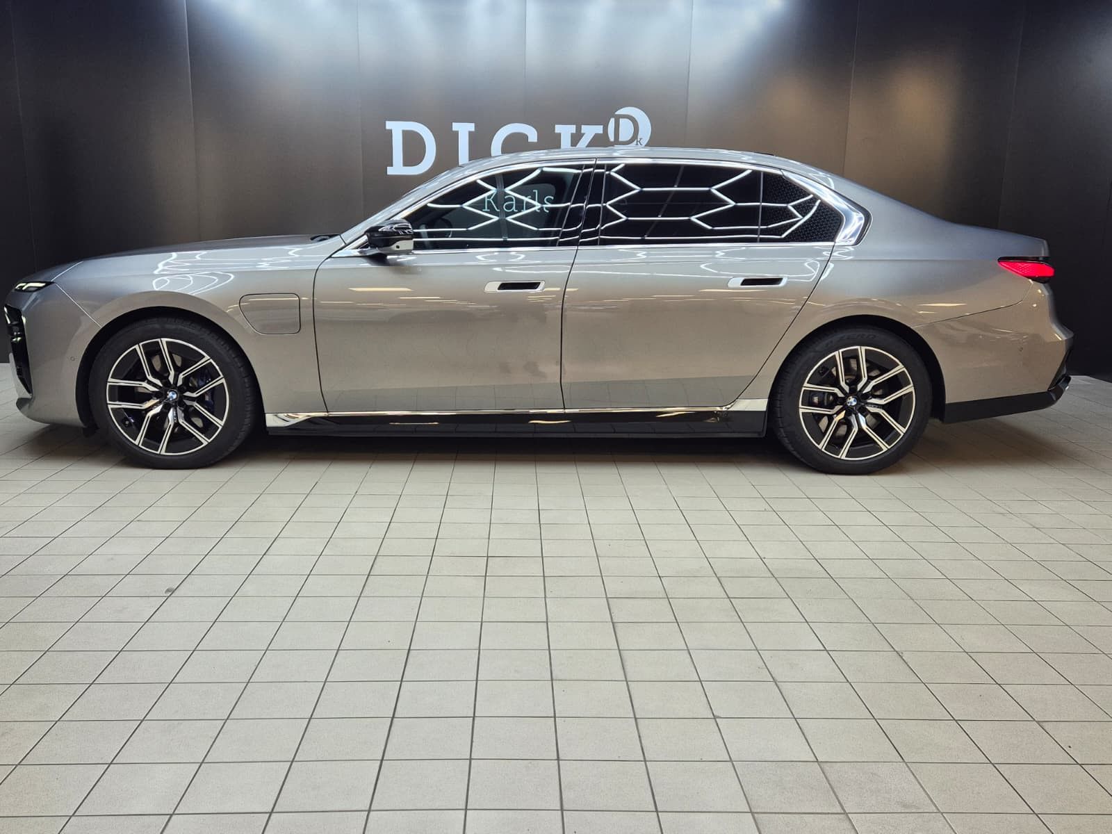 Fahrzeugabbildung BMW M760 e xD M PAKET+PANO+HEAD+SOFT+MEMO+B&W+360°+