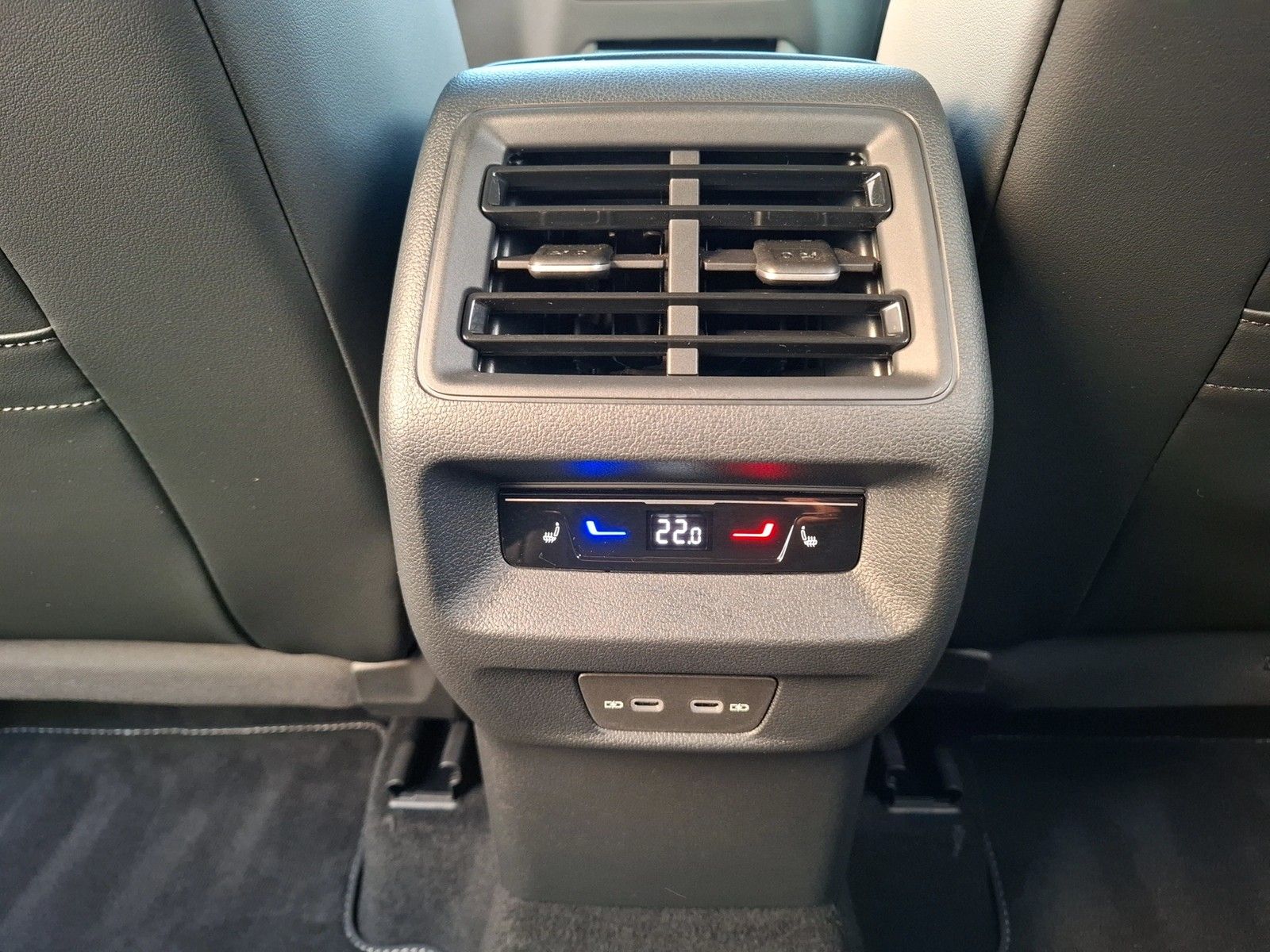 Fahrzeugabbildung Volkswagen Tiguan TDI R-Line DSG 4M Standhzg. Matrix Navi A