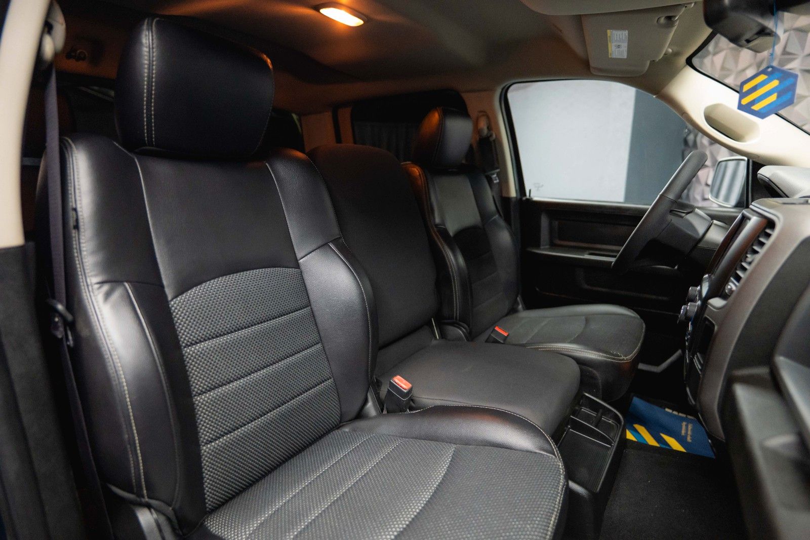 Fahrzeugabbildung Dodge RAM 5.7 V8 HEMI 4x4 OFFROAD Night-Paket *LED*AHK