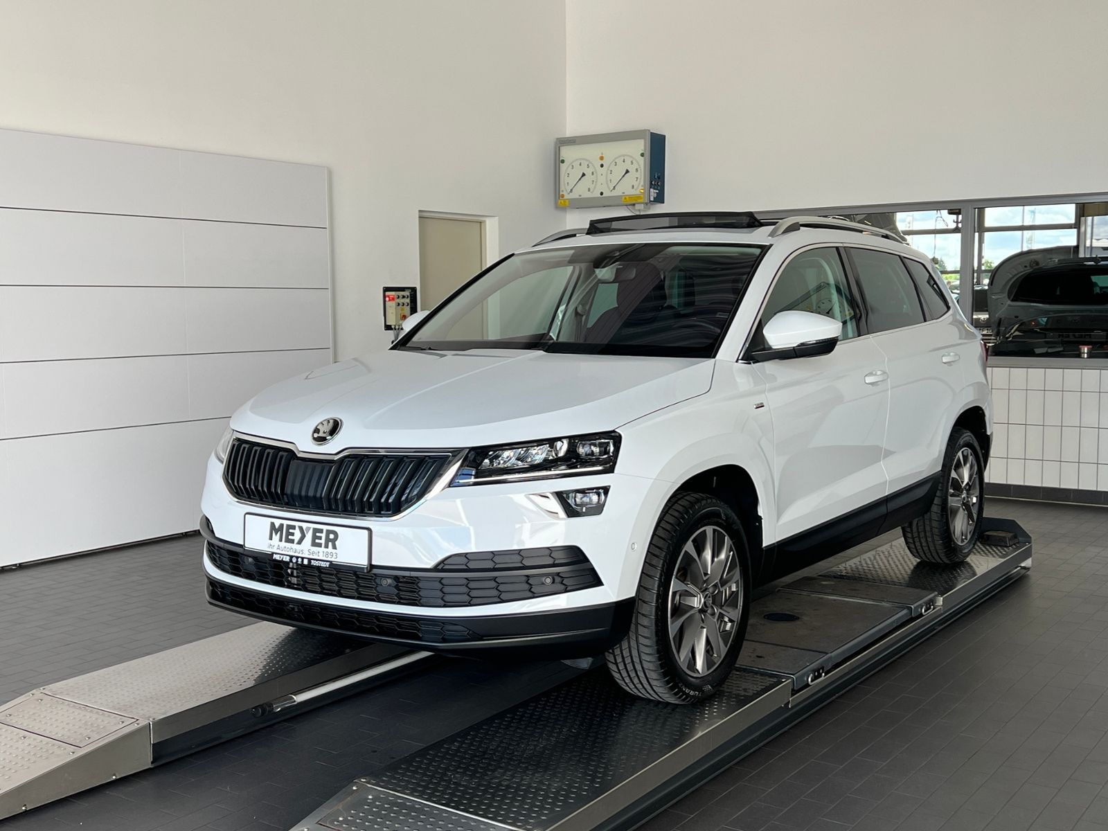 Fahrzeugabbildung SKODA Karoq Clever 1.5 TSI DSG *LED,Pano,Navi,Kamera,1