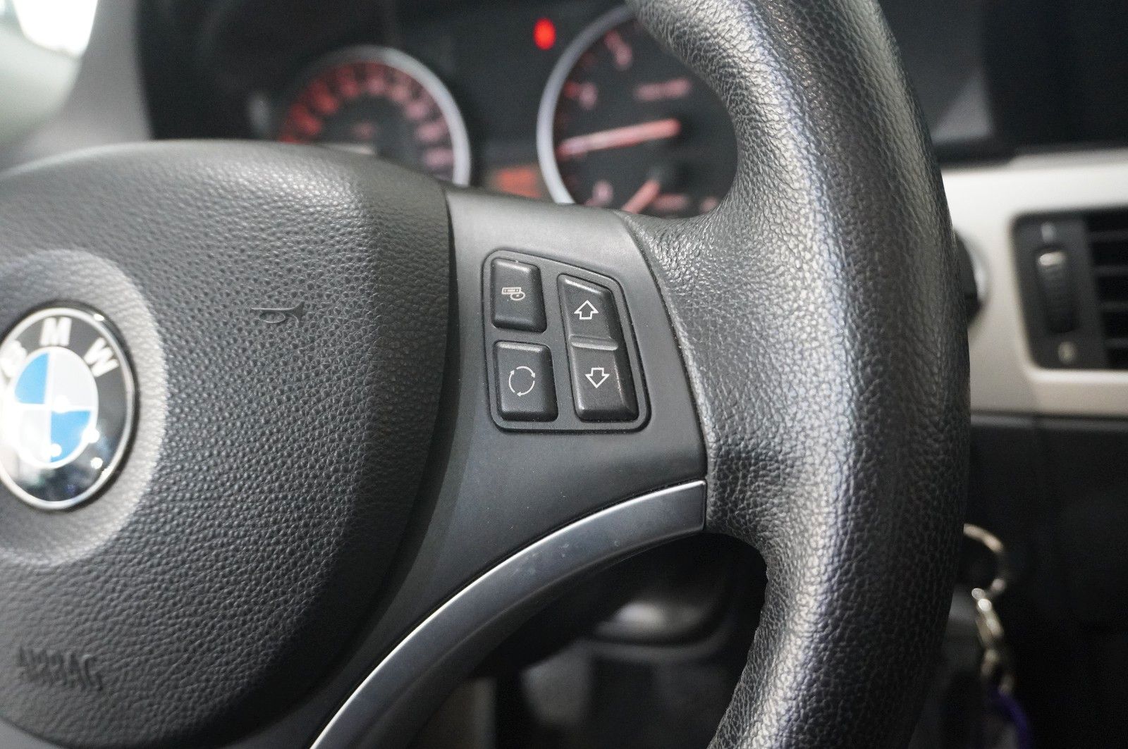 Fahrzeugabbildung BMW 320i TOURING NAVI/BI-XENON/SHZ/PDC/PANO./SH/TEMP