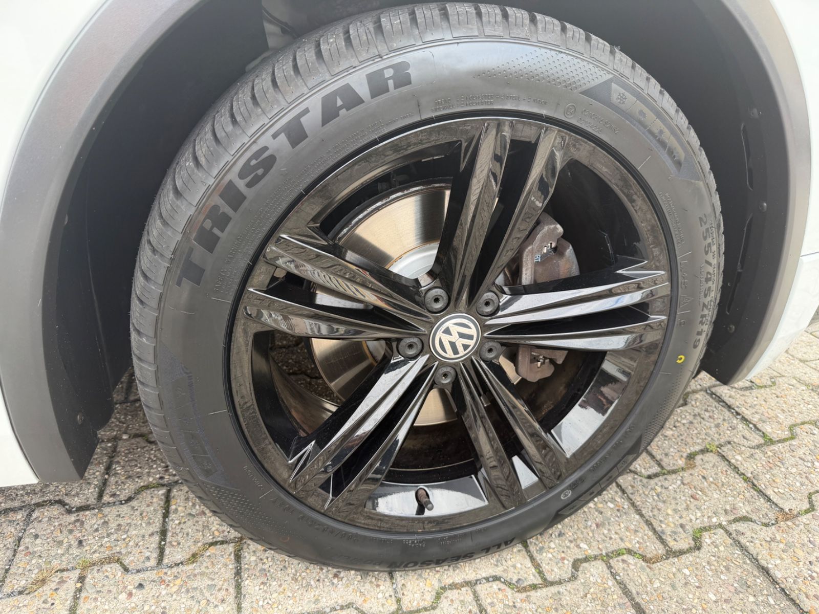 Fahrzeugabbildung Volkswagen Tiguan R-LINE 4Motion LED NAVI KAM. ACC SCHECKH.