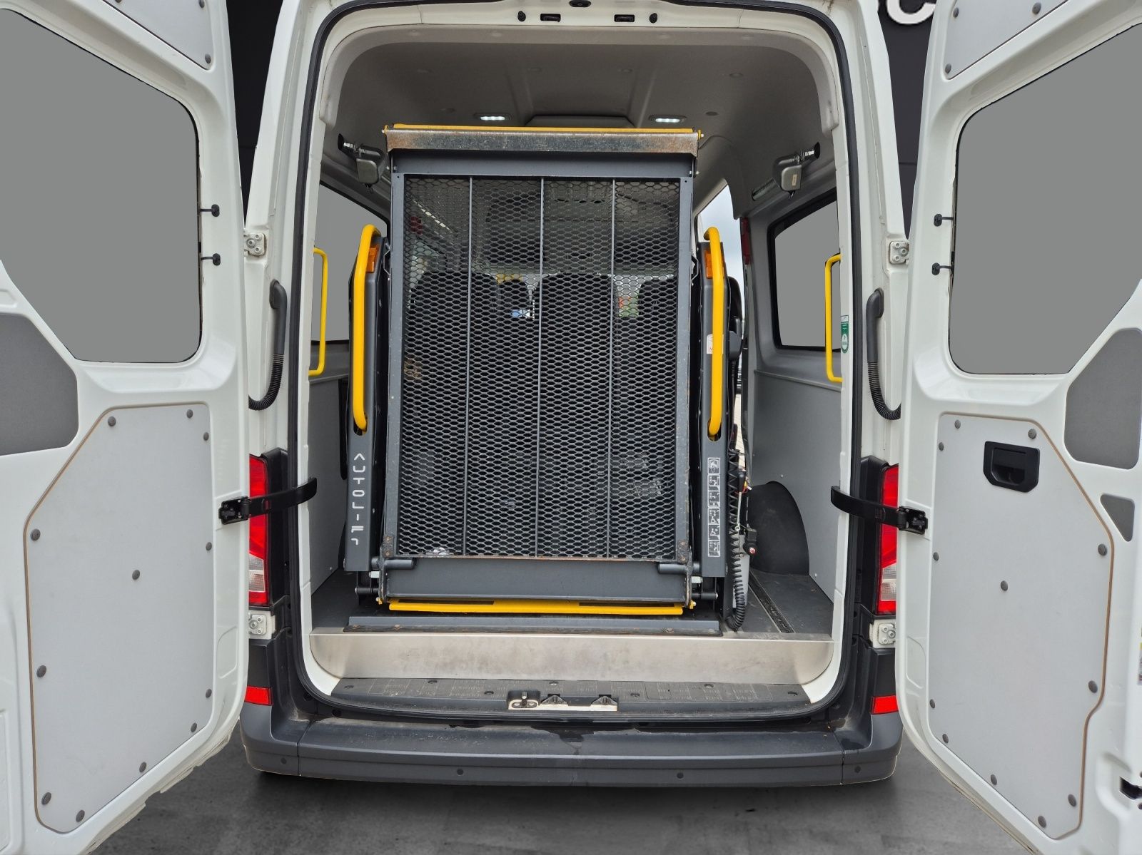 Fahrzeugabbildung Volkswagen Crafter 35 MR HD 4Mo 9-Si Rollstuhllift Trittstu