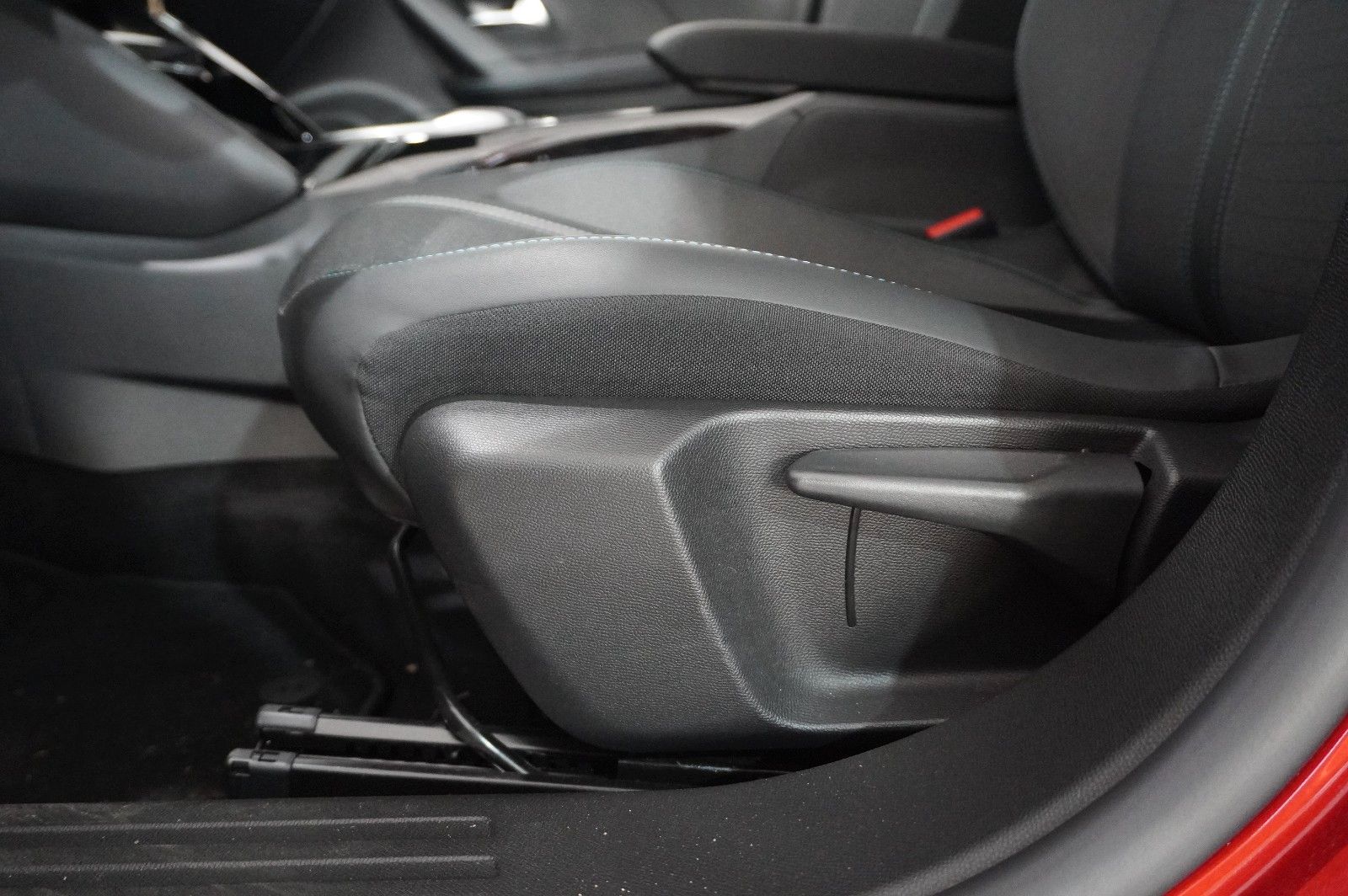Fahrzeugabbildung Peugeot 2008 1.2T ALLURE AT NAVI/LED/KAMERA/SHZ/VIRT.