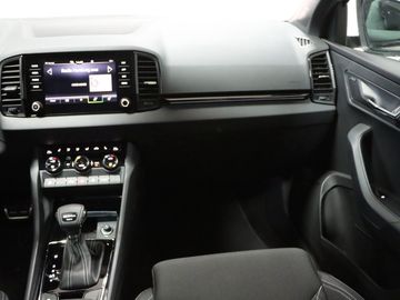 Fahrzeugverkauf 23 Skoda Karoq Sportline 4x4 AHK Pano 19 Zoll NAVI